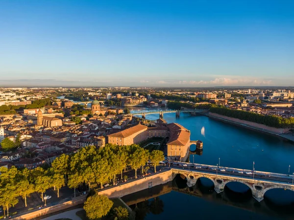 Widok z lotu ptaka na centrum Tuluzy, Saint Joseph Dome i rzekę Garonne, Francja — Zdjęcie stockowe