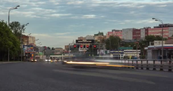 Timelapse cityscape at dusk with the city traffic at foreground — Stock Video