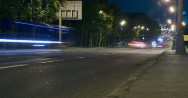 Bir şehir gece sokak otomobil trafik Timelapse video