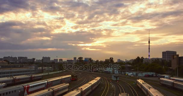 Tijd lapse stadsgezicht met spoorweg tracks bij zonsondergang — Stockvideo