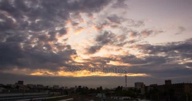 Zaman atlamalı cityscape arka plan bulutlara hareketi ile gün batımında