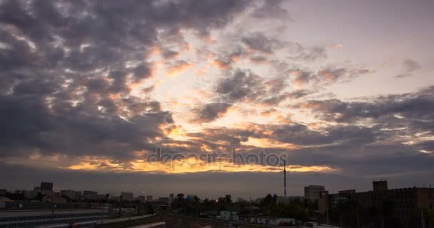 在夕阳的云彩在背景运动与时间推移市容 — 图库视频影像