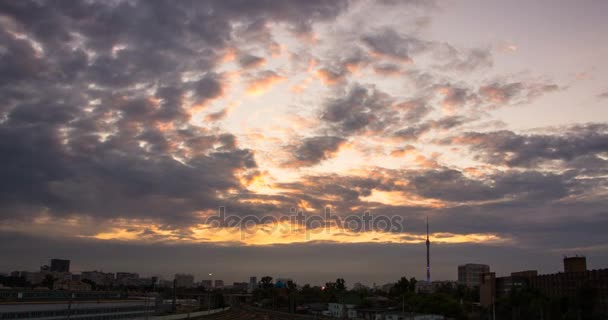 在夕阳的云彩在背景运动与时间推移市容 — 图库视频影像