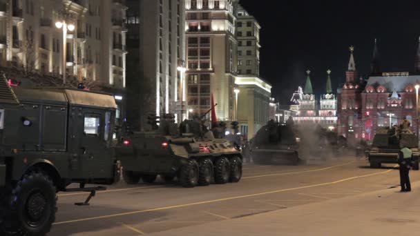 Moskova, Rusya - 3 Mayıs 2017: Moskova Zafer Geçidi'nin gece provası sırasında Rus askeri araçları — Stok video