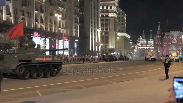 Rusia, Rusia - 3 de mayo de 2017: Vehículos militares rusos durante el ensayo nocturno del Desfile de la Victoria de Moscú — Vídeos de Stock