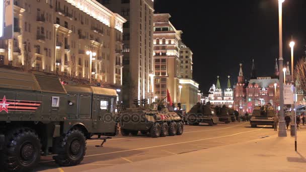 Moskova, Rusya - 3 Mayıs 2017: Moskova Zafer Geçidi'nin gece provası sırasında Rus askeri araçları — Stok video