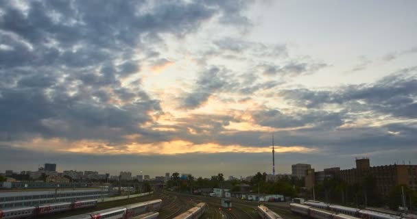 Проміжок часу міський пейзаж на заході сонця з рухом хмар на фоні — стокове відео