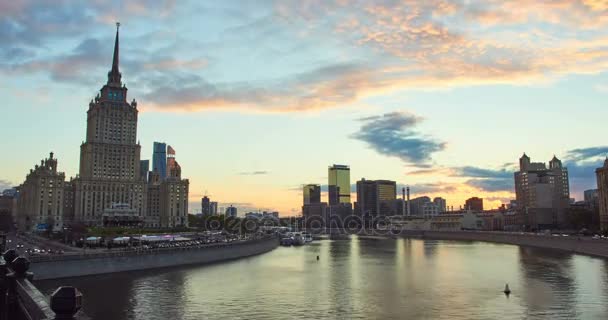 Tid förflutit stadsbilden i staden vid solnedgången med rörelsen av moln och kontorsbyggnader på bakgrunden — Stockvideo