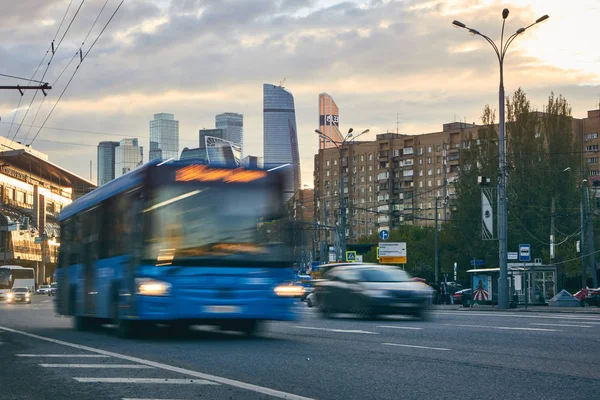 Cityscape şehir trafik ve gökdelenler, bac ile gün batımında