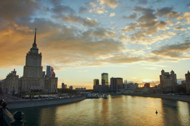 Cityscape arka plan günbatımı ve ofis binaları