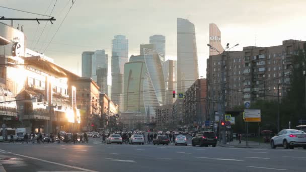 城市景观与城市汽车交通日落时停在红灯在前景 — 图库视频影像