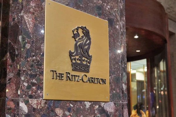 Moskova, Rusya - 30 Aralık 2016: Tabela Ritz-Carlto