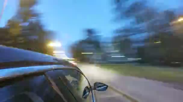 Je conduis dans la rue nocturne de la ville. Timelapse floue. Vue de l'extérieur de la cabine — Video