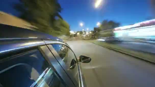 Fahren in der Nacht Stadtautobahn. verschwommener Zeitrahmen. Blick von außen auf die Kabine — Stockvideo