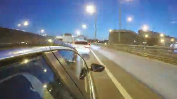 Körning i natt motorväg med trafik stopp på trafikplats. Suddig timelapse. Visa från utanför stugan — Stockvideo
