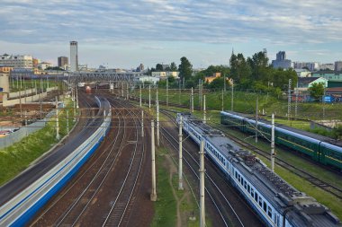 Cityscape birçok demiryolu parça ön plan ve movemen ile