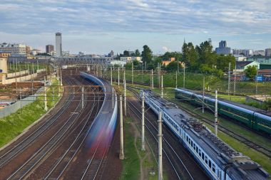 Cityscape birçok demiryolu parça ön plan ve movemen ile