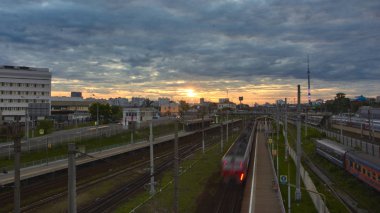 Cityscape birçok demiryolu parça ve banliyö yolcu Elekt