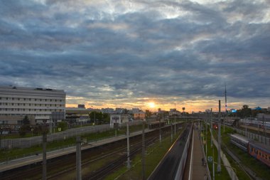 Cityscape birçok demiryolu parça ve banliyö yolcu Elekt