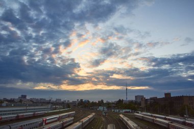 Cityscape demiryolu parça gün batımında ile