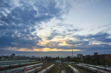 Cityscape demiryolu parça gün batımında ile