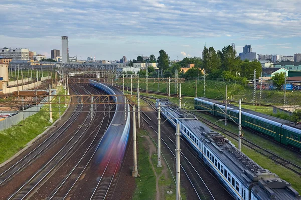 Cityscape birçok demiryolu parça ön plan ve movemen ile