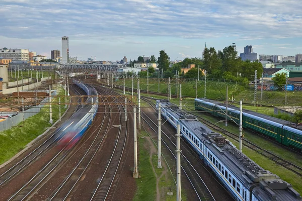 Cityscape birçok demiryolu parça ön plan ve movemen ile