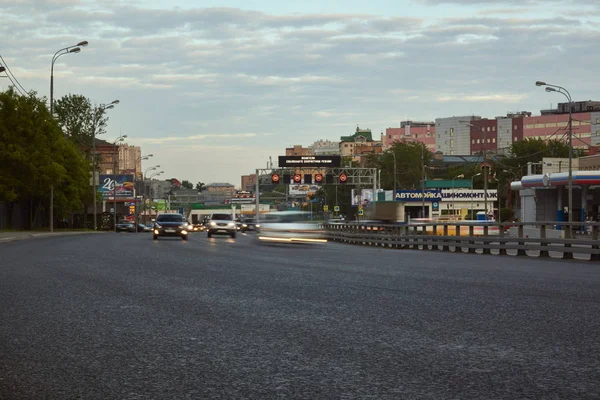 Alacakaranlıkta Cityscape ön plan, şehir trafik ile