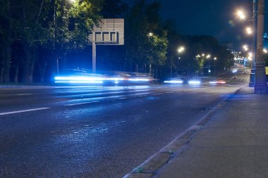 Şehir geceleri sokak otomobil trafik