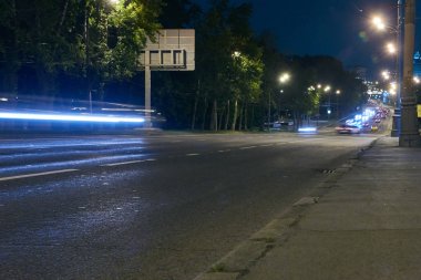 Şehir geceleri sokak otomobil trafik