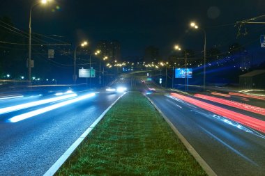 Şehir geceleri sokak otomobil trafik