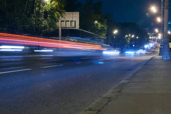 Şehir geceleri sokak otomobil trafik