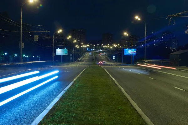 Şehir geceleri sokak otomobil trafik