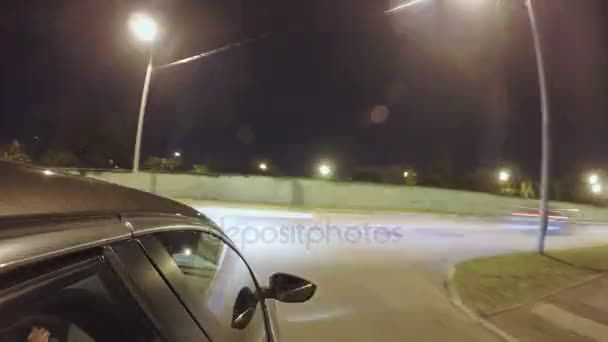 Mengemudi di jalan kota malam. Blurred tiLapse. Pemandangan dari luar kabin — Stok Video