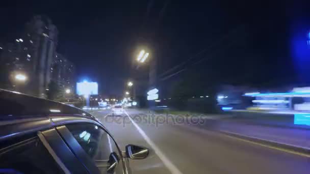 Mengemudi di jalan kota malam. Blurred tiLapse. Pemandangan dari luar kabin — Stok Video
