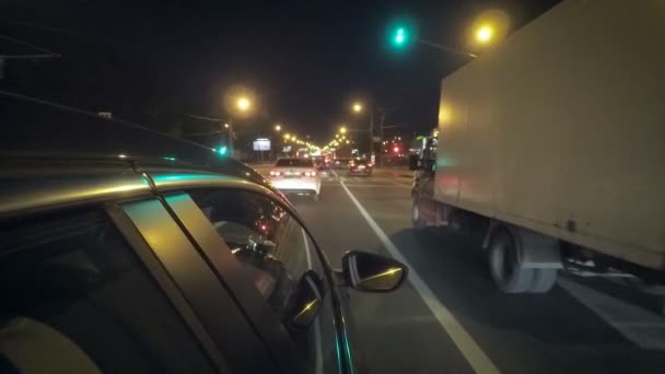 Biltrafik på gatan på natten — Stockvideo