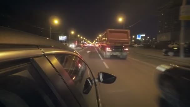 Geceleri sokakta araba trafik — Stok video