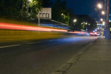 Şehir geceleri sokak otomobil trafik