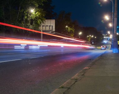 Şehir geceleri sokak otomobil trafik
