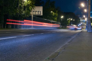 Şehir geceleri sokak otomobil trafik