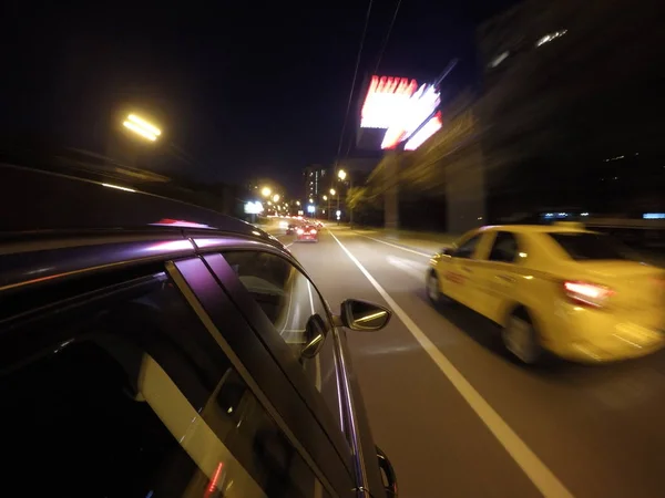 Автомобиль движется на высокой скорости по ночной дороге в городе . — стоковое фото