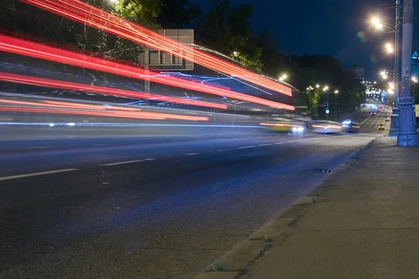 Şehir geceleri sokak otomobil trafik