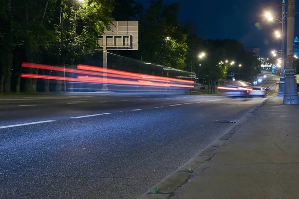 Şehir geceleri sokak otomobil trafik