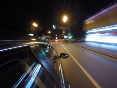 Arabayı şehrin gece yolda yüksek hızda hareket ediyor.
