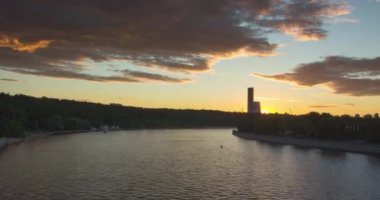 Cityscape nehir trafik ve günbatımı bulutlara hareketi ile