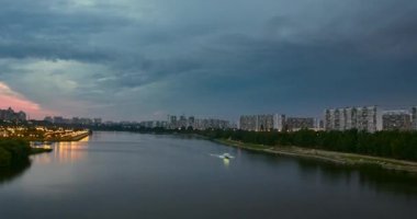 Cityscape nehir Rating ve alacakaranlıkta bulutların hareketi ile
