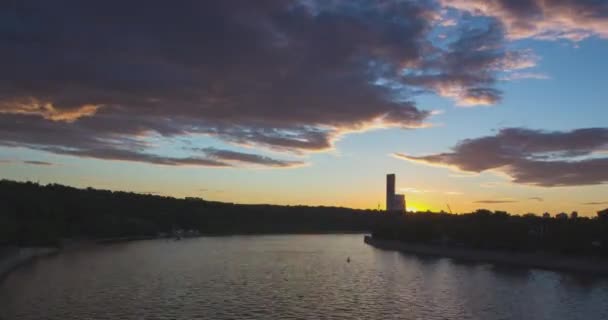 Paesaggio urbano con traffico fluviale e movimento delle nuvole al tramonto — Video Stock