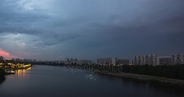 Paysage urbain avec trafic fluvial et mouvement des nuages au crépuscule — Video