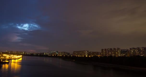 Onweer beweegt over appartementen gebouwen 's nachts — Stockvideo