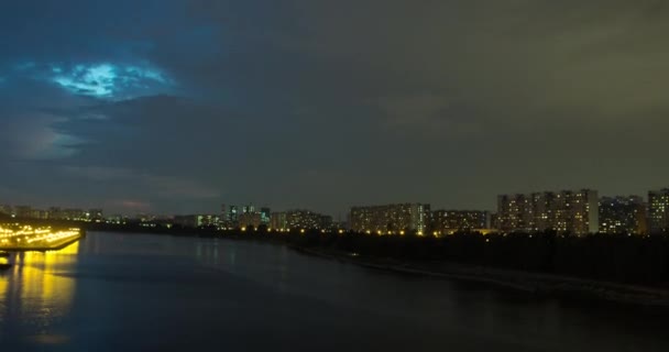 Thunderstorm se mueve sobre edificios de apartamentos por la noche — Vídeos de Stock